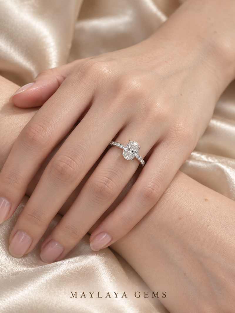 Maylaya Gems M065 ring on a female model hand