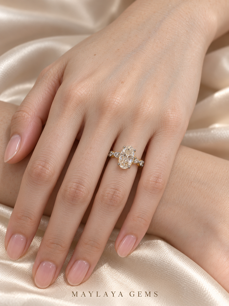 Maylaya Gems M069 ring on a female model hand