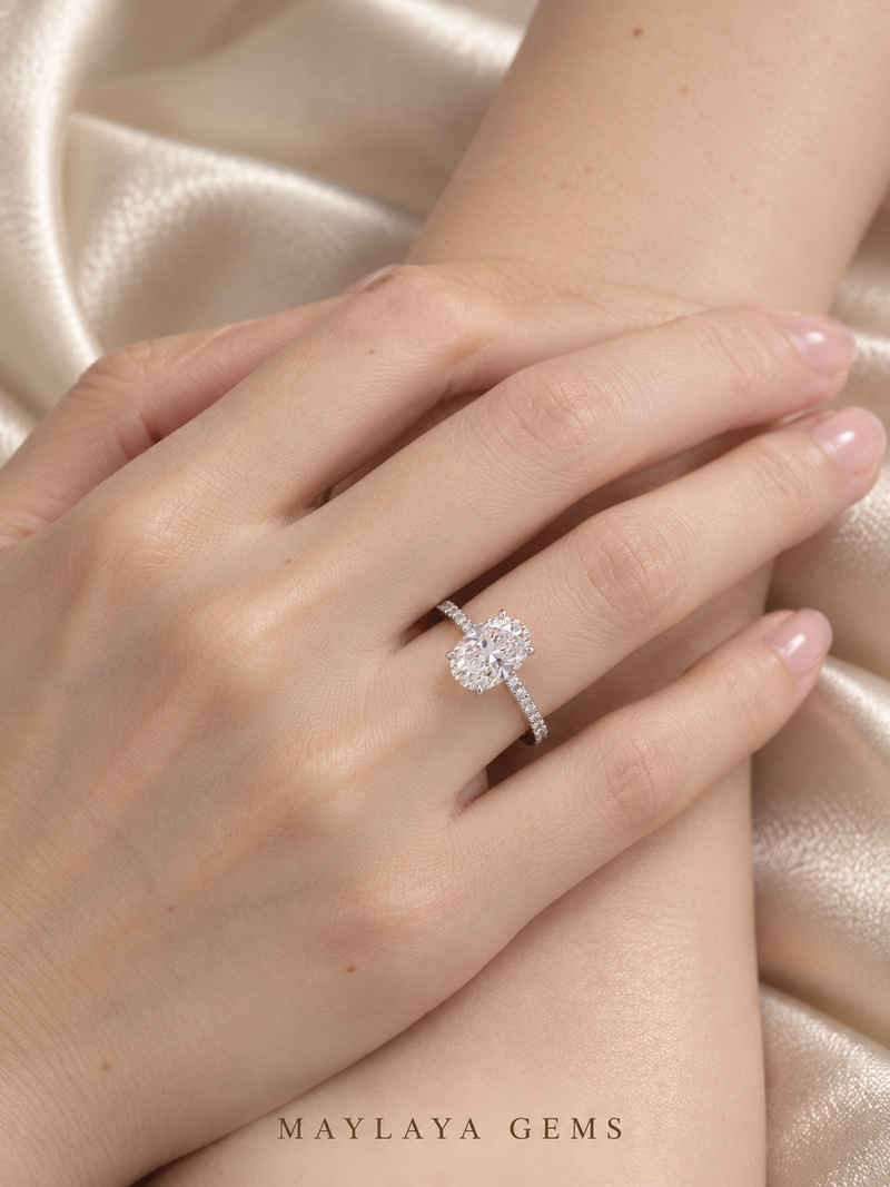 Maylaya Gems M071 ring on a female model hand