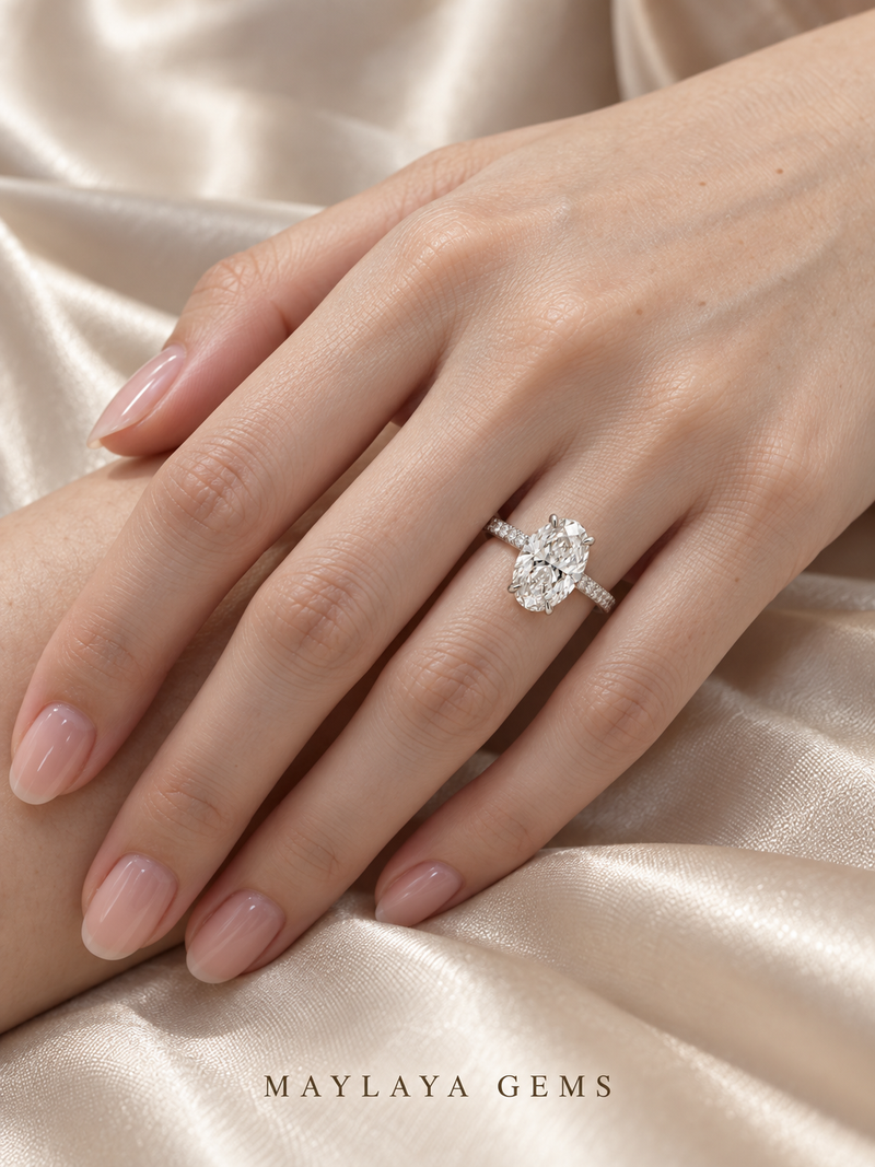 Maylaya Gems M072 ring on a female model hand