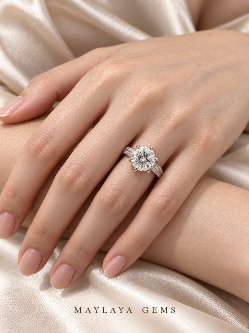 Maylaya Gems M073 ring on a female model hand