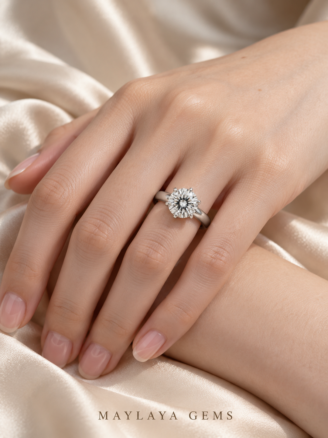 Maylaya Gems M074 ring on a female model hand