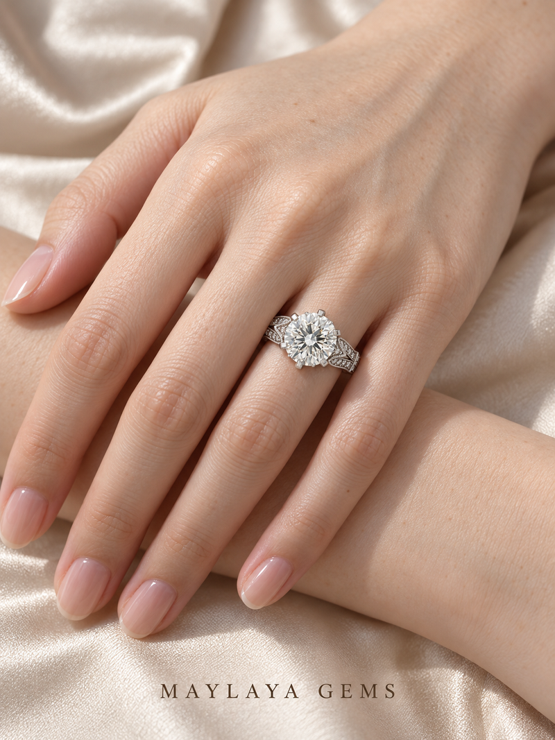 Maylaya Gems M075 ring on a female model hand