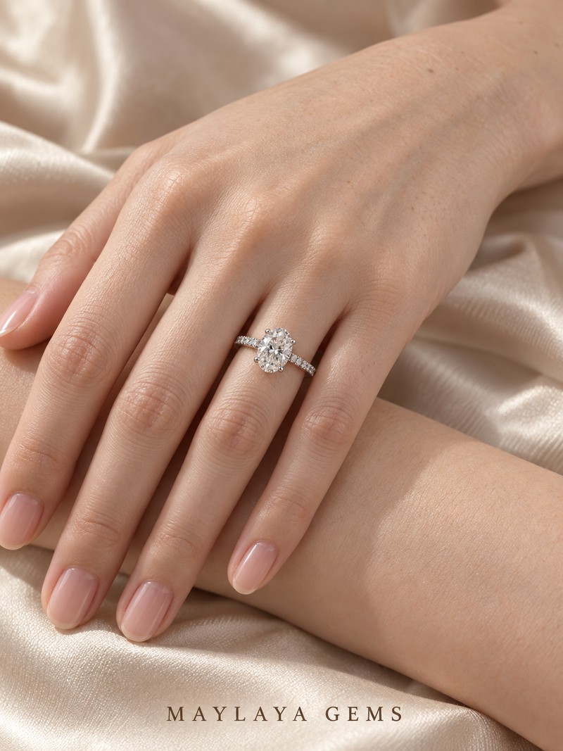 Maylaya Gems M076A ring on a female model hand