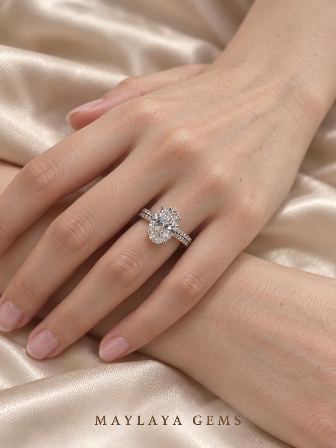 Maylaya Gems M076B ring on a female model hand