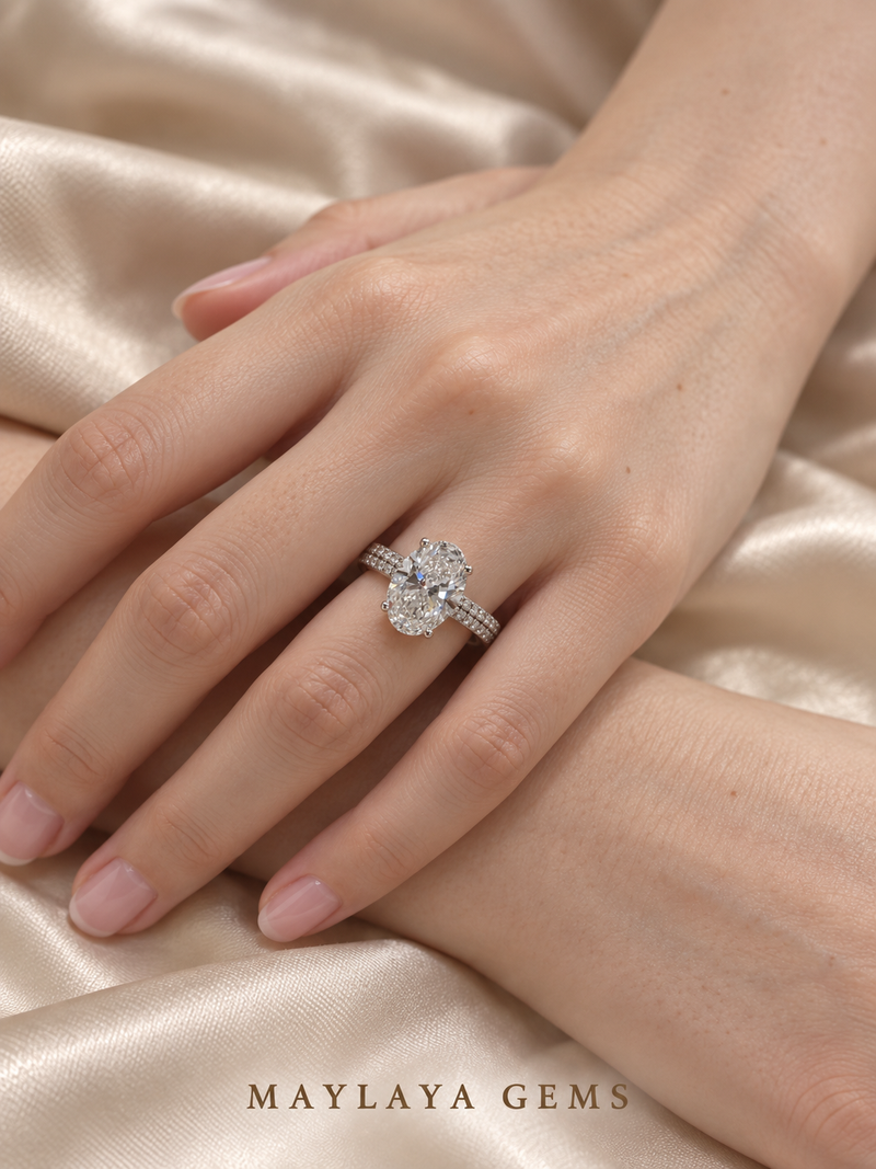 Maylaya Gems M076B ring on a female model hand