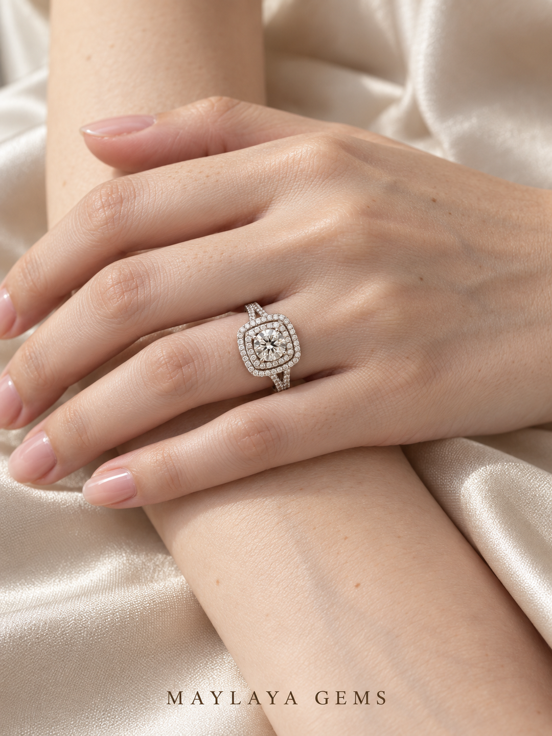 Maylaya Gems M079 ring on a female model hand