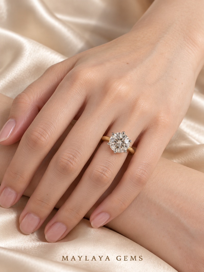 Maylaya Gems M080 ring on a female model hand