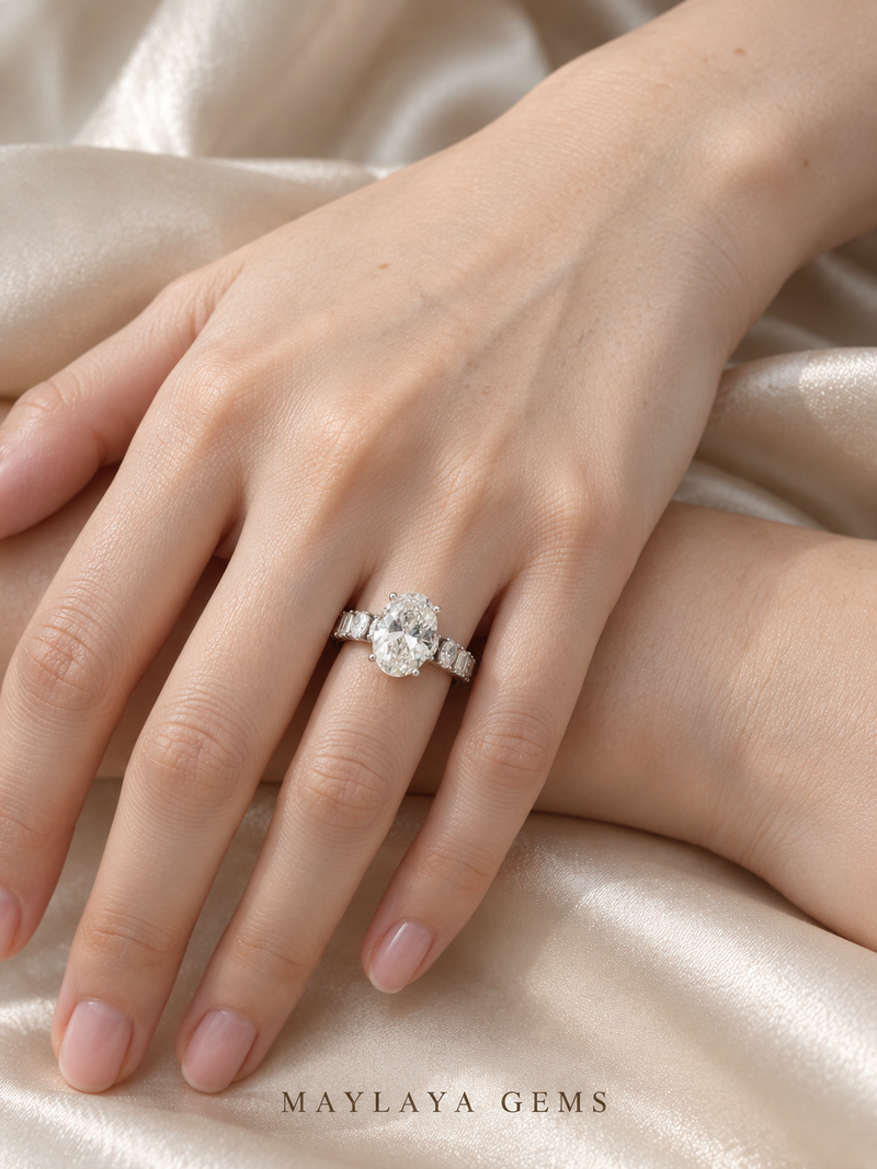 Maylaya Gems M083 ring on a female model hand