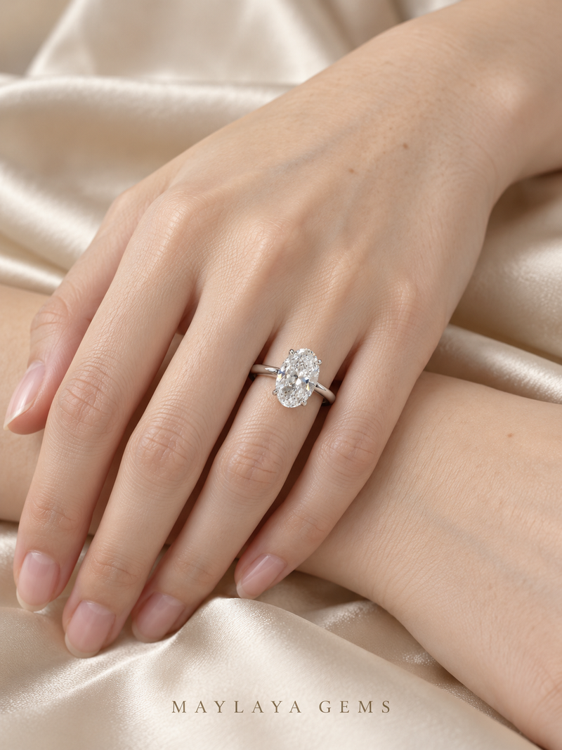 Maylaya Gems M084 ring on a female model hand