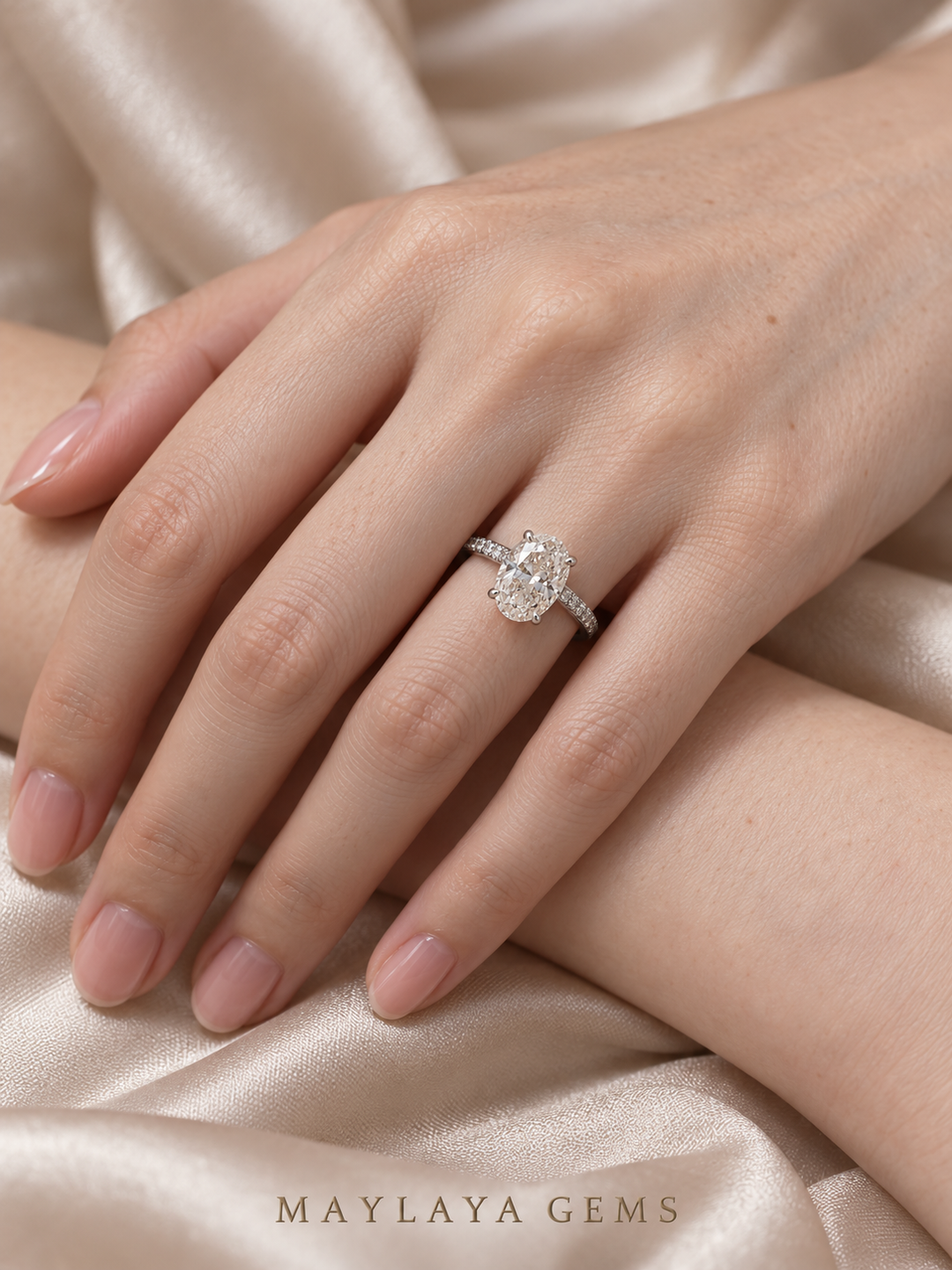 Maylaya Gems M084A ring on a female model hand