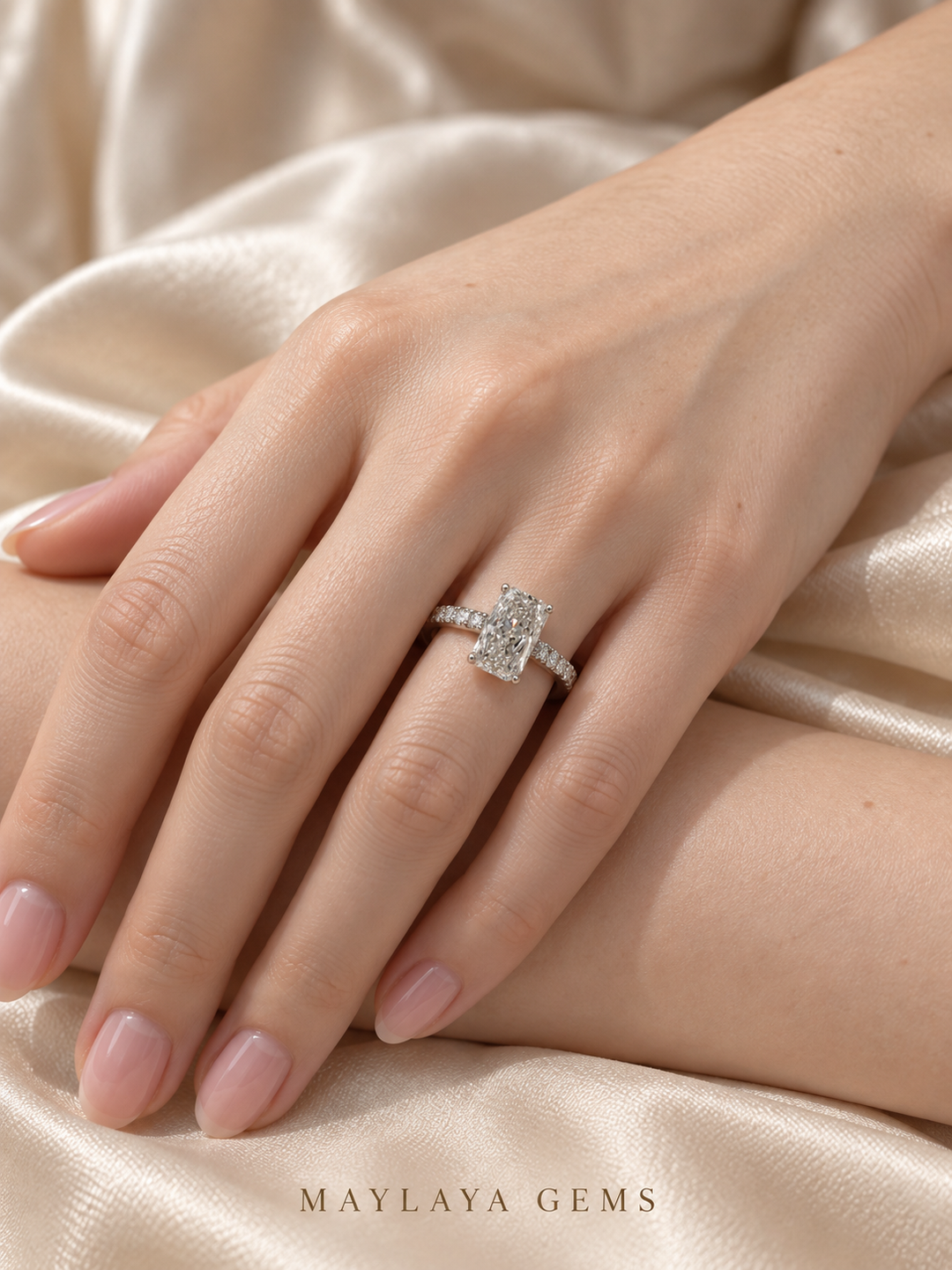 Maylaya Gems M085 ring on a female model hand