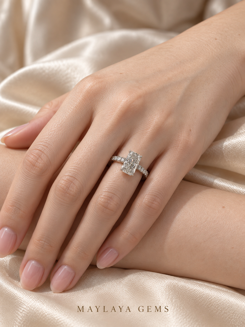 Maylaya Gems M085 ring on a female model hand