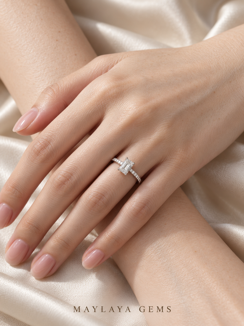 Maylaya Gems M087 ring on a female model hand