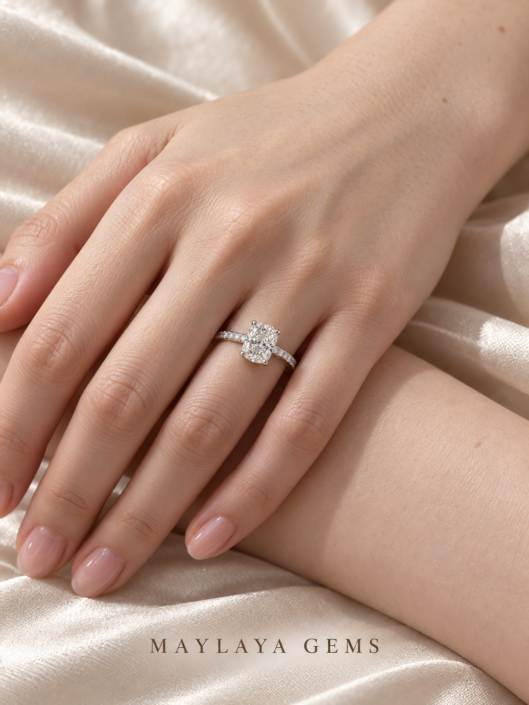 Maylaya Gems M089 ring on a female model hand