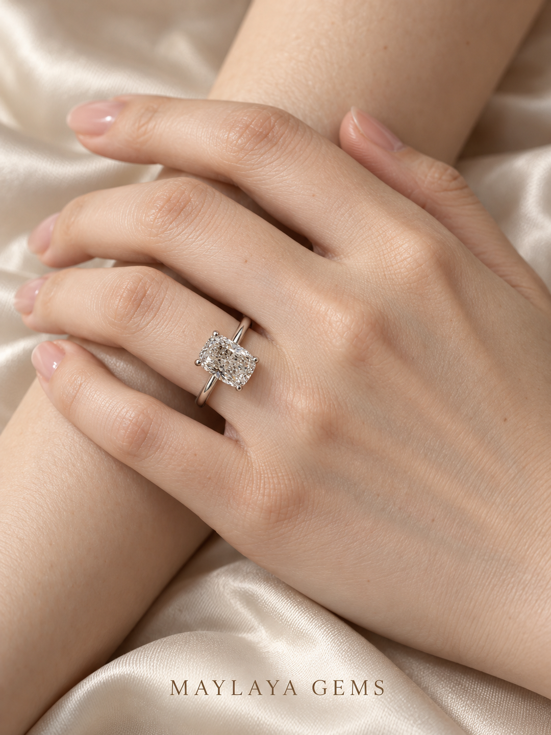 Maylaya Gems M090 ring on a female model hand