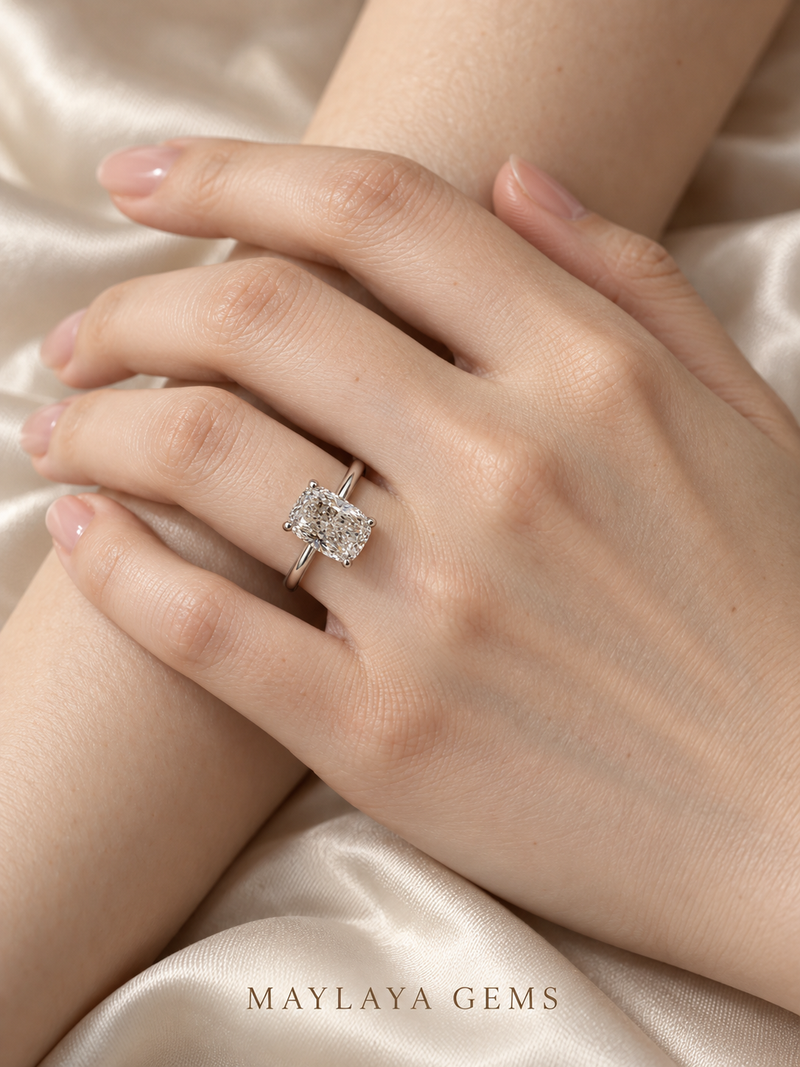 Maylaya Gems M090 ring on a female model hand