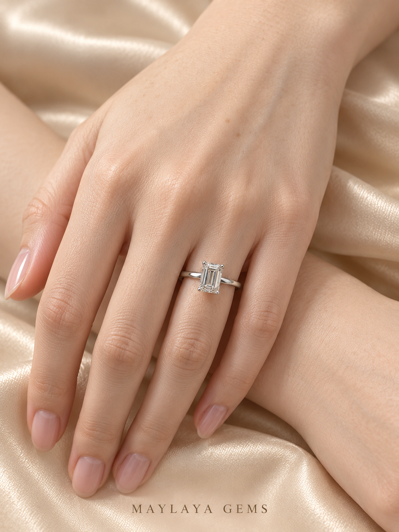 Maylaya Gems M096 ring on a female model hand