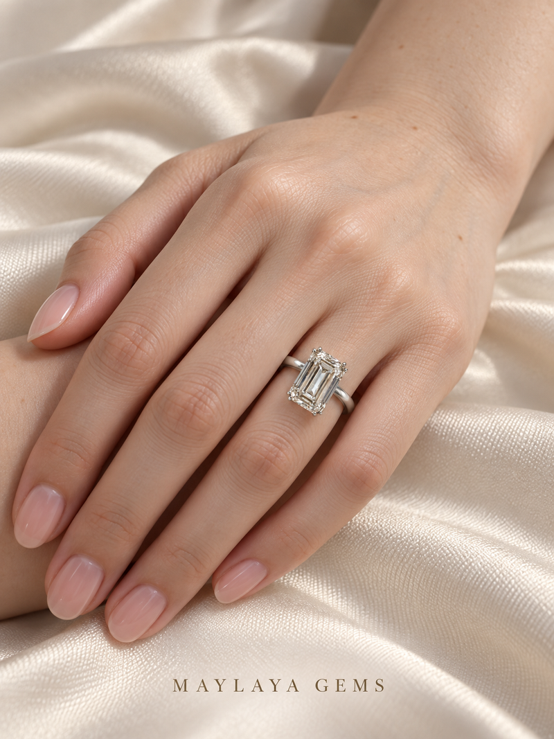 Maylaya Gems M098 ring on a female model hand