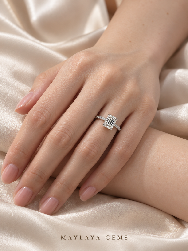 Maylaya Gems M099 ring on a female model hand