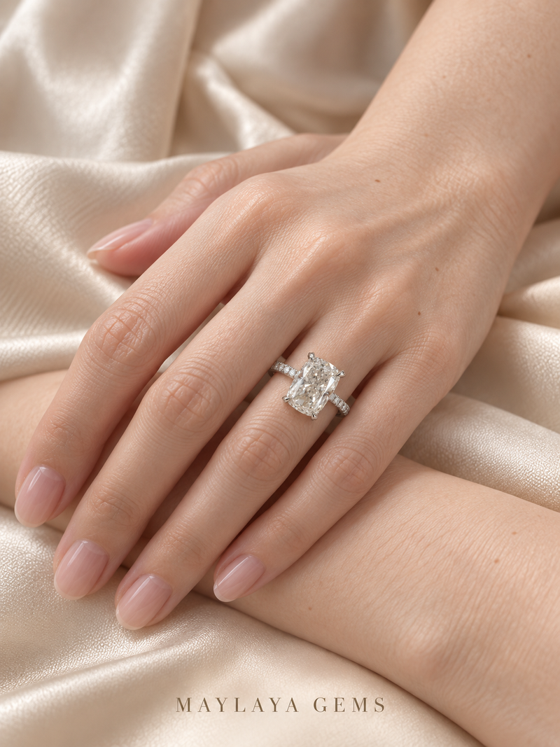 Maylaya Gems M104 ring on a female model hand