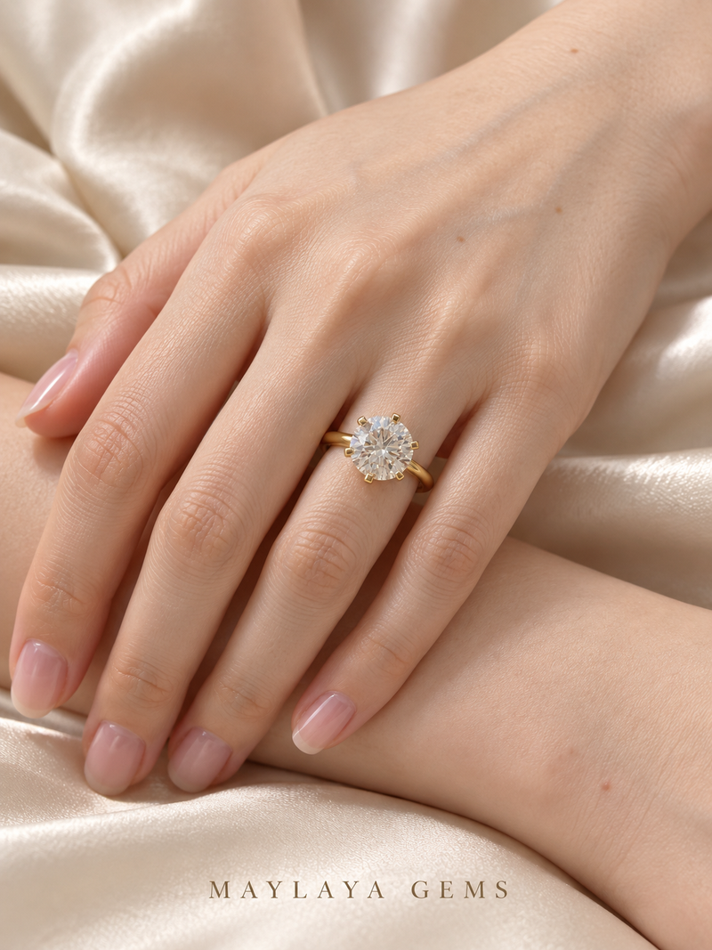 Maylaya Gems M111 ring on a female model hand