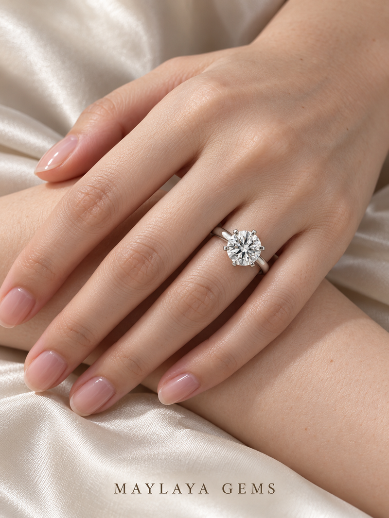 Maylaya Gems M113 ring on a female model hand