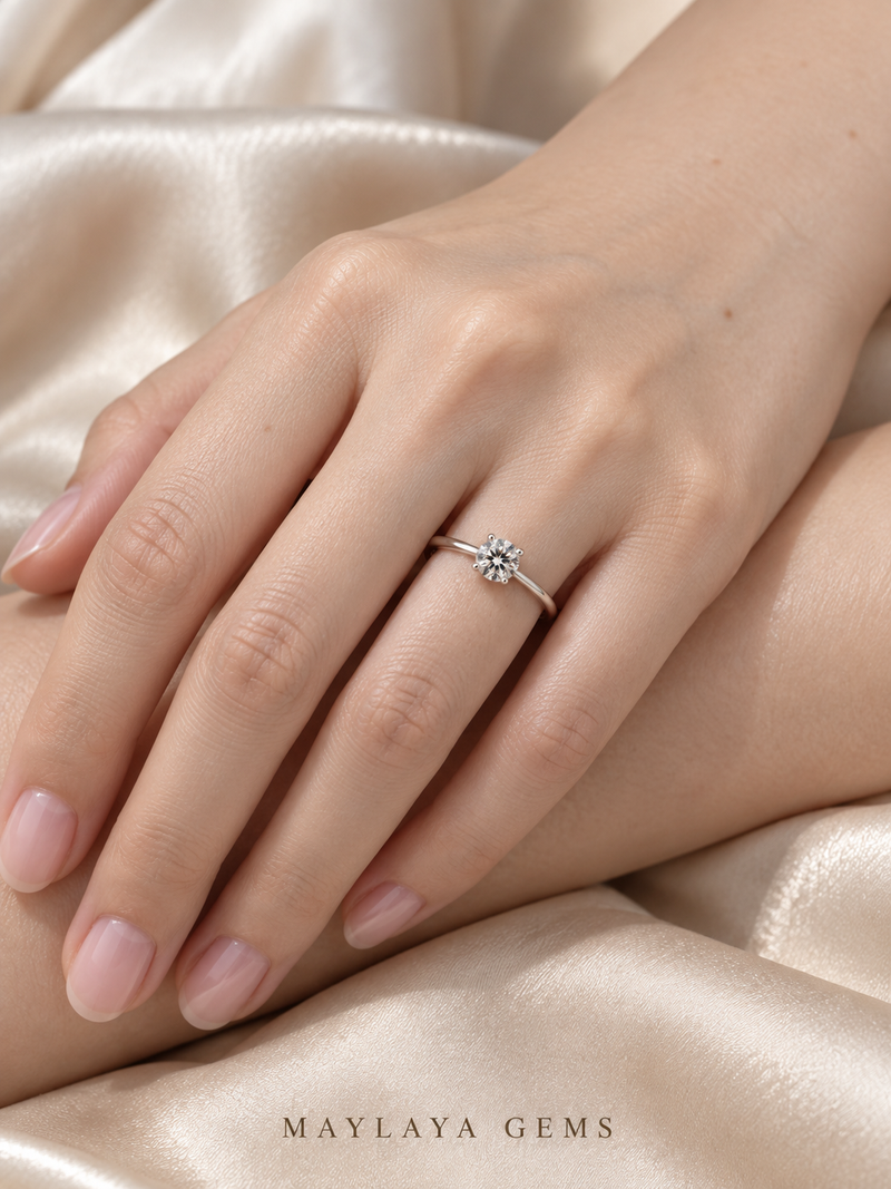 Maylaya Gems M144 ring on a female model hand