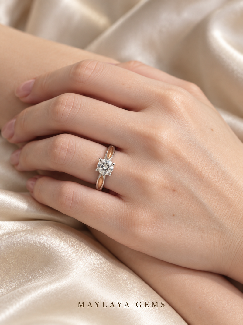 Maylaya Gems M168 ring on a female model hand