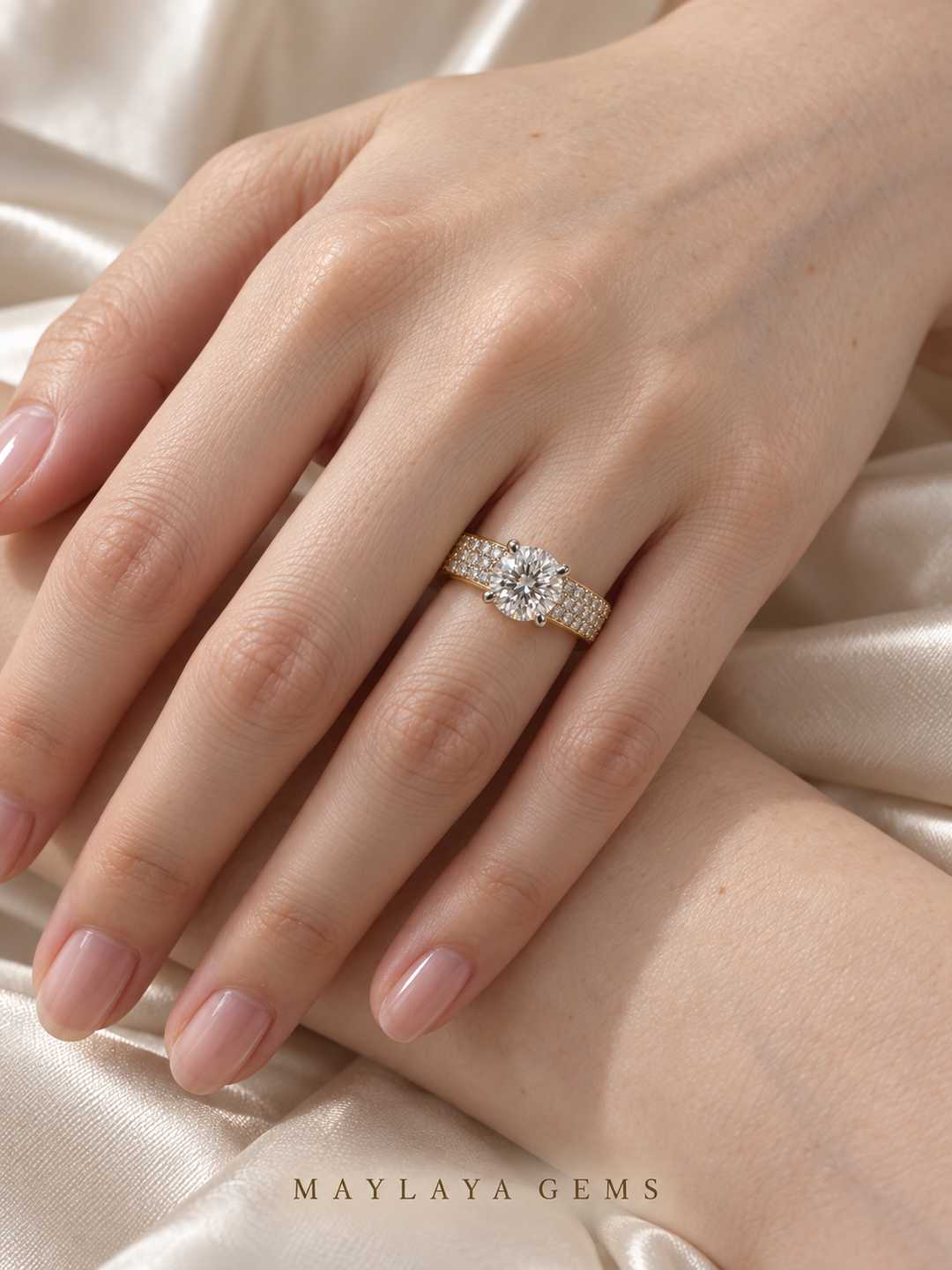 Maylaya Gems M180 ring on a female model hand