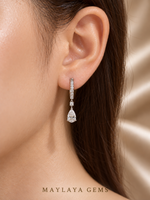 Load image into Gallery viewer, Maylaya Gems MGE8 on-ear view — ChatGPT-rendered illustration with approximate carat-to-millimetre wearing scale; actual fit varies.
