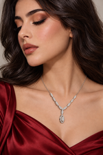 Load image into Gallery viewer, Maylaya Gems 9K Gold 1.2 ct Round Lab-Grown Diamond Necklace — MG001 — AI-generated young adult model in eveningwear / ภาพจำลองนางแบบสวมเครื่องประดับด้วย AI

