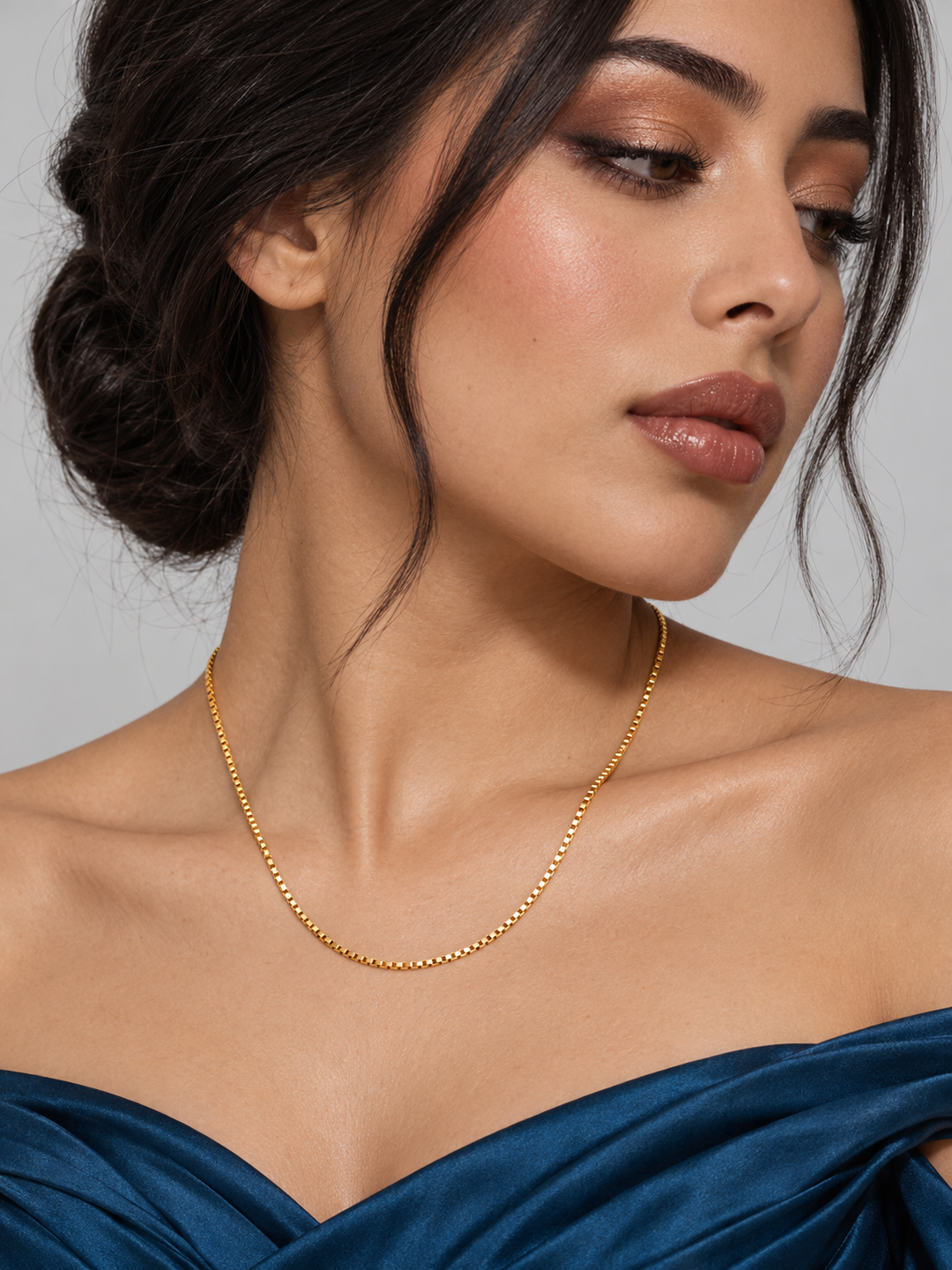 Maylaya Gems 18K Gold Chain — JF014 — AI-generated young adult model in eveningwear / ภาพจำลองนางแบบสวมเครื่องประดับด้วย AI