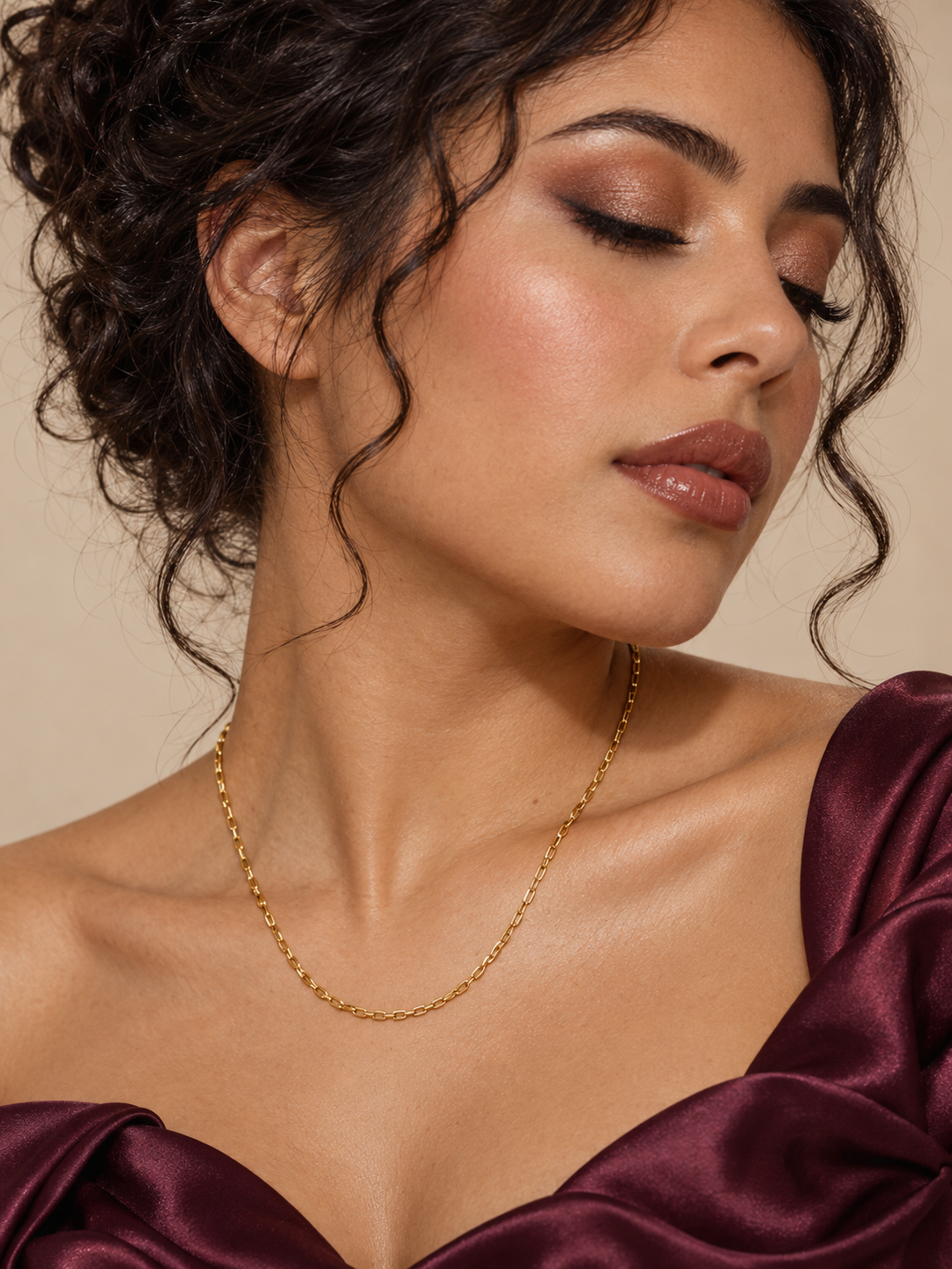 Maylaya Gems 18K Gold Chain — JF016 — AI-generated young adult model in eveningwear / ภาพจำลองนางแบบสวมเครื่องประดับด้วย AI
