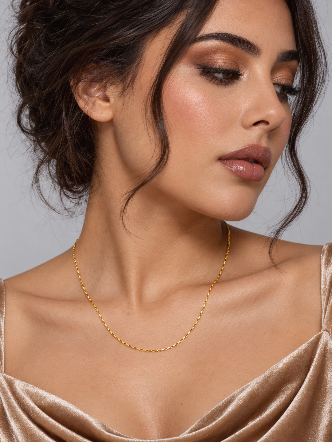 Maylaya Gems 18K Gold Chain — JF012 — AI-generated young adult model in eveningwear / ภาพจำลองนางแบบสวมเครื่องประดับด้วย AI