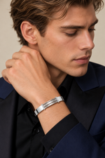 Load image into Gallery viewer, Maylaya Gems 0.21 ct Round Lab-Grown Diamond Men's Bracelet — AI-generated adult male model in tailored eveningwear / ภาพจำลองนายแบบสวมเครื่องประดับด้วย AI
