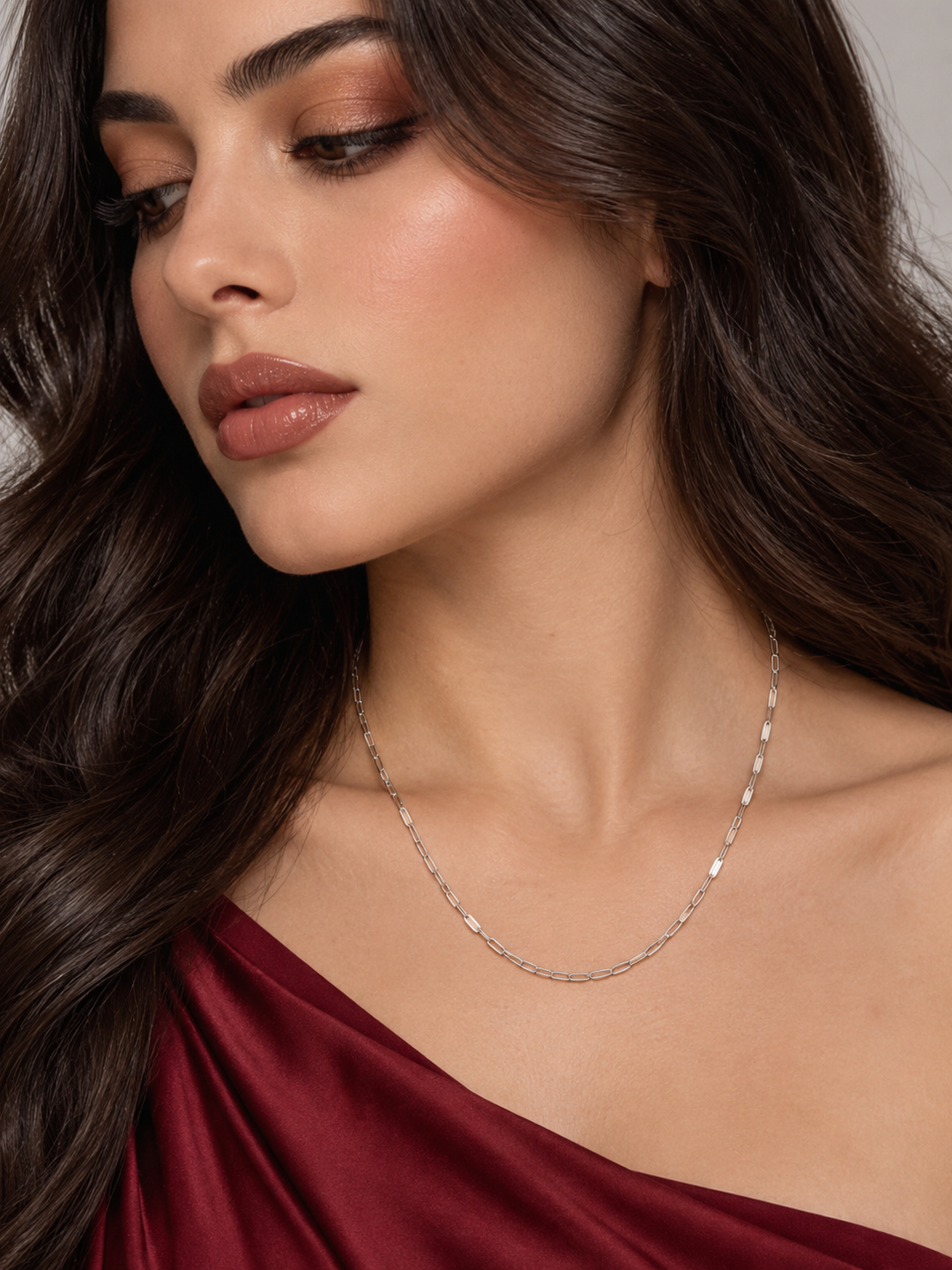 Maylaya Gems 18K Gold Chain — JF022 — AI-generated young adult model in eveningwear / ภาพจำลองนางแบบสวมเครื่องประดับด้วย AI