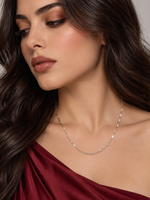 Load image into Gallery viewer, Maylaya Gems 18K Gold Chain — JF022 — AI-generated young adult model in eveningwear / ภาพจำลองนางแบบสวมเครื่องประดับด้วย AI
