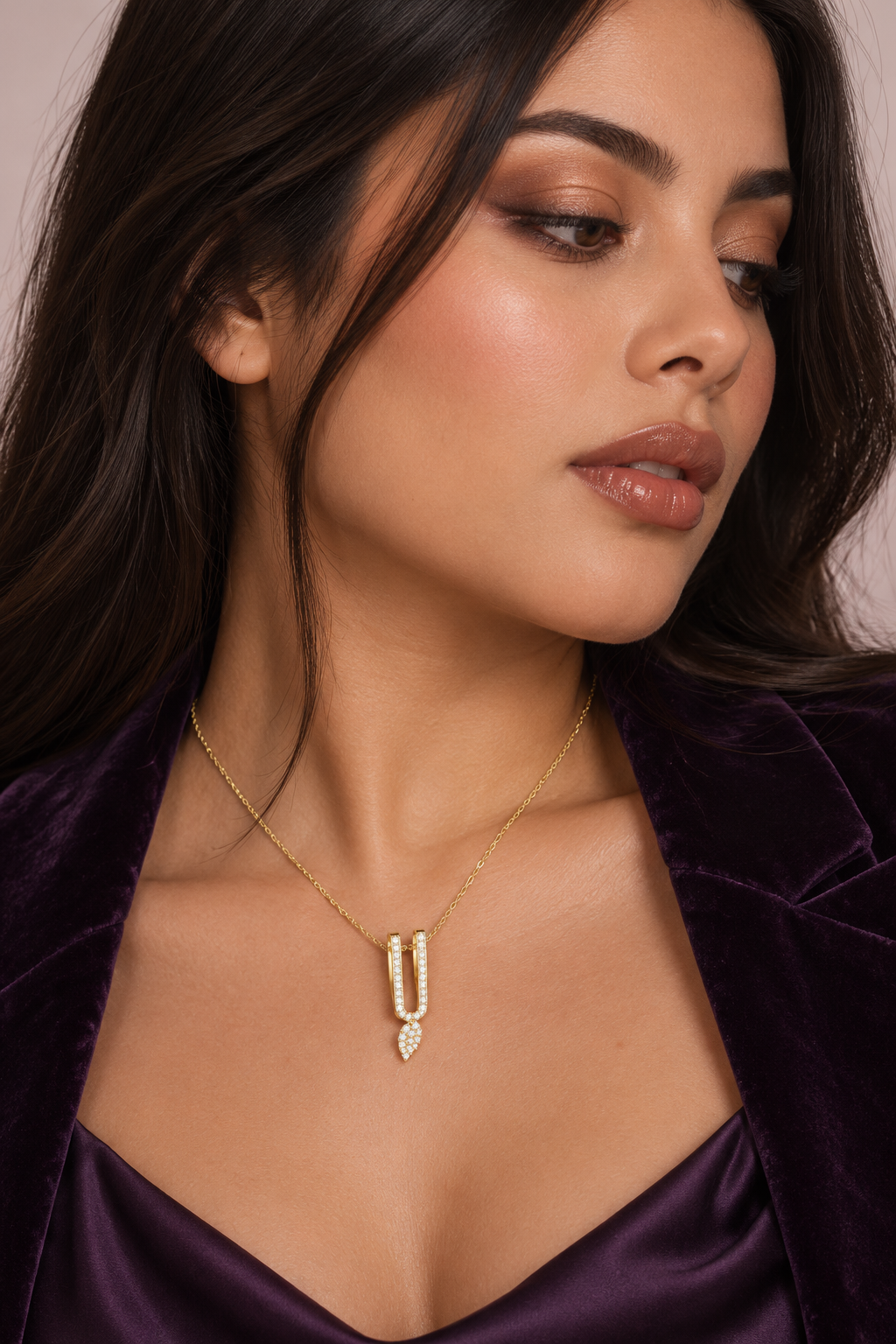 Maylaya Gems 0.437 ct Round Lab-Grown Diamond Pendant — AI-generated young adult model in eveningwear / ภาพจำลองนางแบบสวมเครื่องประดับด้วย AI