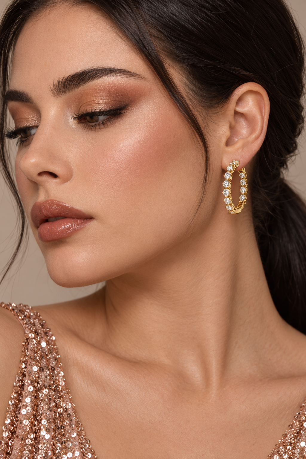 Maylaya Gems 10K Gold 4.6 ct Round Diamond Hoop Earrings — JF001 — AI-generated young adult model in eveningwear / ภาพจำลองนางแบบสวมเครื่องประดับด้วย AI