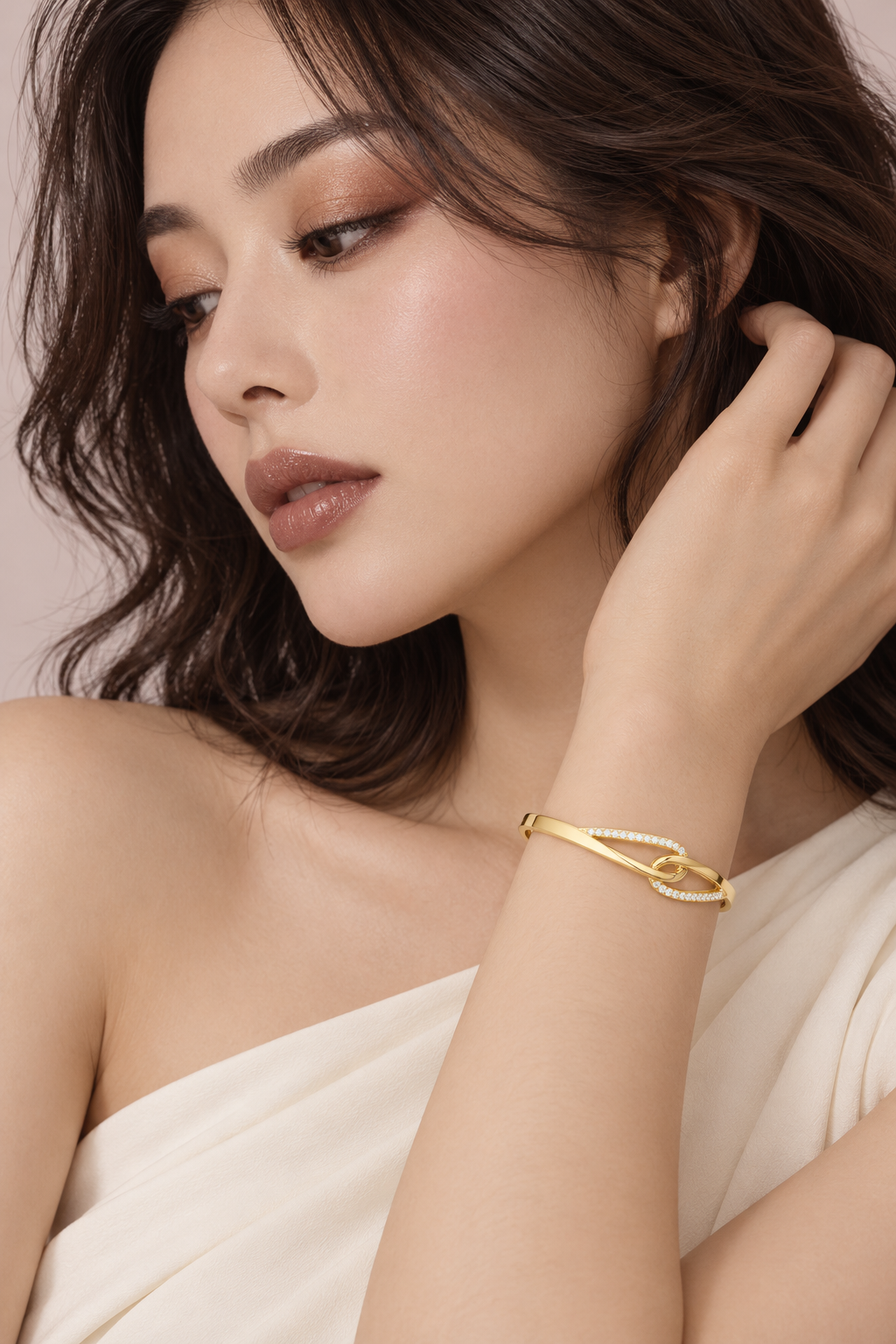 Maylaya Gems 0.33 ct Round Lab-Grown Diamond Bracelet — AI-generated young adult model in eveningwear / ภาพจำลองนางแบบสวมเครื่องประดับด้วย AI