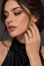 Load image into Gallery viewer, Maylaya Gems 9K Gold 1.55 ct Round Lab-Grown Diamond Ring — M180 — AI-generated young adult model in eveningwear / ภาพจำลองนางแบบสวมเครื่องประดับด้วย AI
