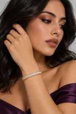 Load image into Gallery viewer, Maylaya Gems 12 ct Emerald Bar-Link Tennis Lab-Grown Diamond Bracelet — AI-generated young adult model in eveningwear / ภาพจำลองนางแบบสวมเครื่องประดับด้วย AI
