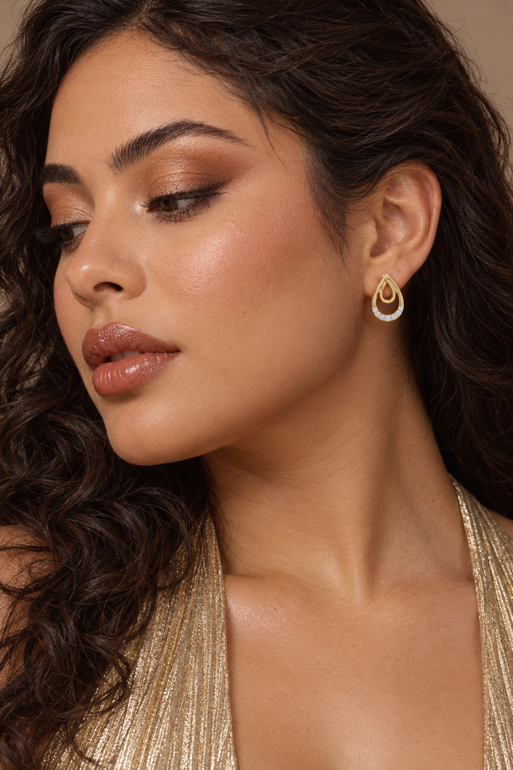 Maylaya Gems 0.076 ct Round Double Teardrop Lab-Grown Diamond Earrings — AI-generated young adult model in eveningwear / ภาพจำลองนางแบบสวมเครื่องประดับด้วย AI