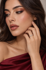 Load image into Gallery viewer, Maylaya Gems 9K Gold 0.14 ct Lab-Grown Diamond Ring — E003 — AI-generated young adult model in eveningwear / ภาพจำลองนางแบบสวมเครื่องประดับด้วย AI
