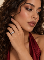 Load image into Gallery viewer, Maylaya Gems 9K Gold 0.98 ct Emerald Lab-Grown Diamond Ring — JF03A — AI-generated young adult model in eveningwear / ภาพจำลองนางแบบสวมเครื่องประดับด้วย AI
