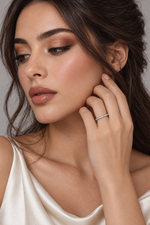 Load image into Gallery viewer, Maylaya Gems 9K Gold 0.14 ct Lab-Grown Diamond Ring — E016 — AI-generated young adult model in eveningwear / ภาพจำลองนางแบบสวมเครื่องประดับด้วย AI
