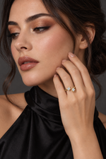 Load image into Gallery viewer, Maylaya Gems 0.9 ct Princess Toi et Moi Lab-Grown Diamond Ring — AI-generated young adult model in eveningwear / ภาพจำลองนางแบบสวมเครื่องประดับด้วย AI
