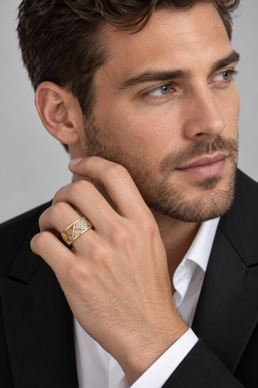 Maylaya Gems 0.319 ct Triangle Lattice Lab-Grown Diamond Band — AI-generated adult male model wearing the ring / ภาพจำลองนายแบบสวมแหวนด้วย AI