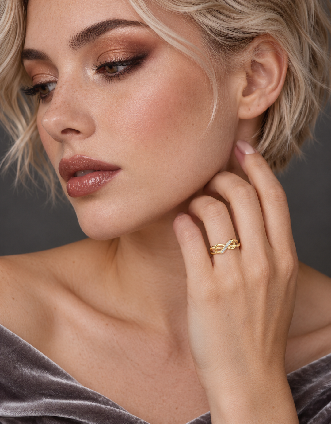 Maylaya Gems 0.048 ct Infinity Twist Lab-Grown Diamond Ring — AI-generated young adult model in eveningwear / ภาพจำลองนางแบบสวมเครื่องประดับด้วย AI